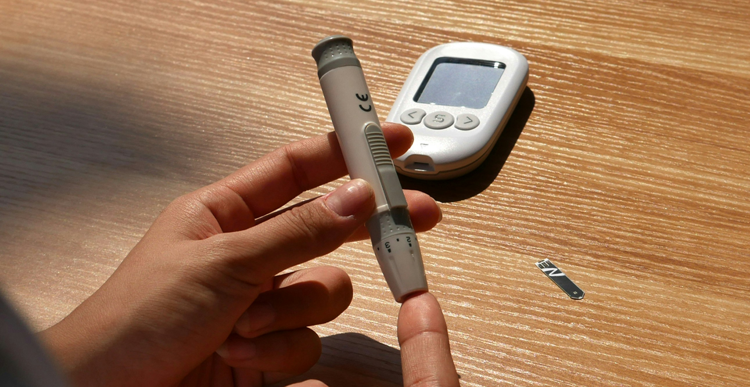 혈당을 측정하는 모습