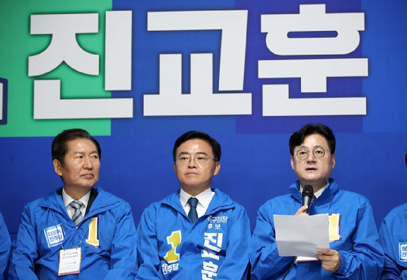 홍익표 더불어민주당 원내대표가 4일 오전 서울 강서구 진교훈 강서구청장 후보 선거사무실에서 열린 강서 현장 최고위원회의에서 발언하고 있다. 오른쪽부터 홍 원내대표, 진교훈 후보, 정청래 민주당 최고위원. [사진=뉴시스]