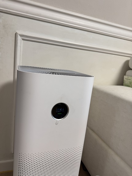 거실에 있는 공기청정기