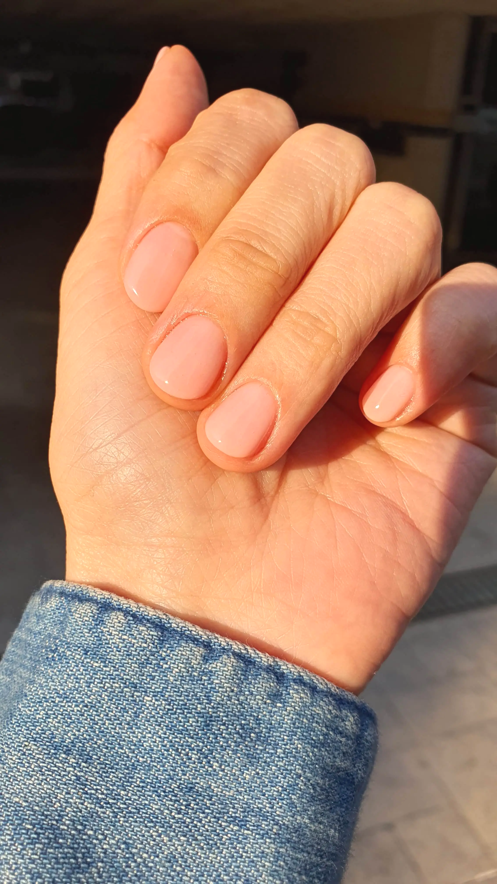 네일아트-받은-후-내-손톱-자연광에-비춰서-한컷