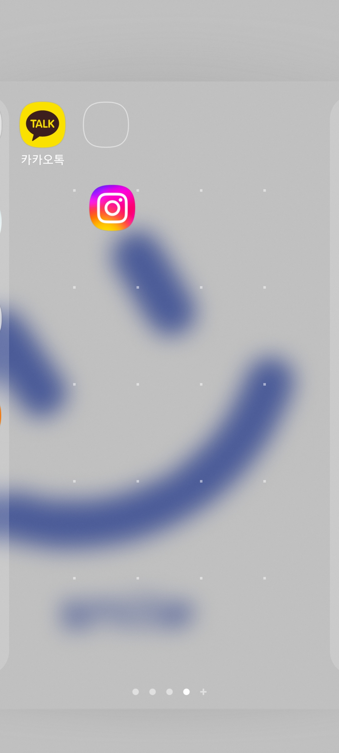 어플을 다른 아이콘 위로 드래그하여 겹치는 모습