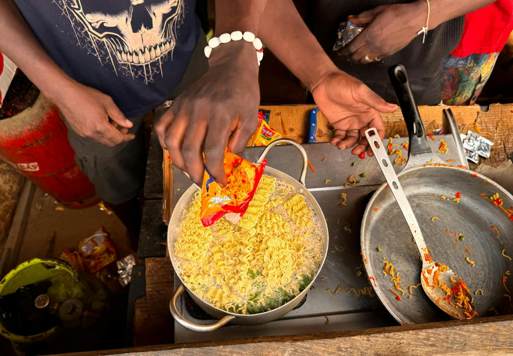 </img src="주소" alt="주방에서 요리를 하고 있다" >