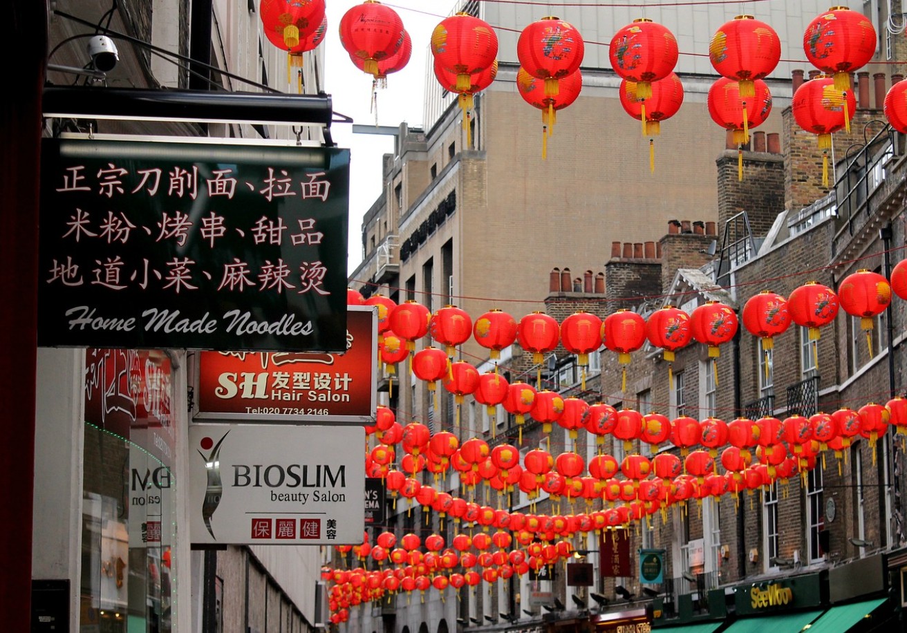전통 등롱이 달려있는 차이나타운
