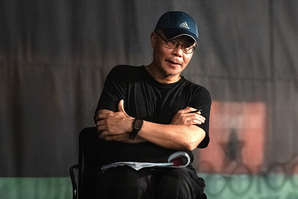 영화 더 킬러스 스틸컷 – 이명세 감독이 현장에서 연출 콘셉트를 구상하는 모습