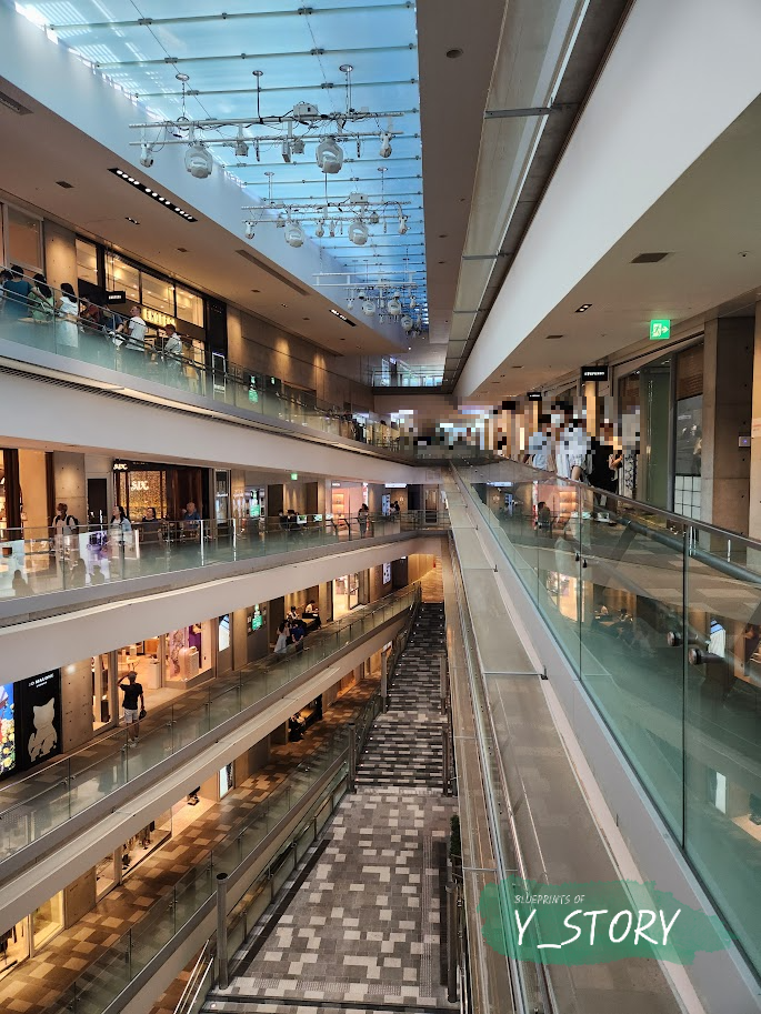 안도 다다오 건축가가 설계한 오모테산도 힐즈의 내부 홀