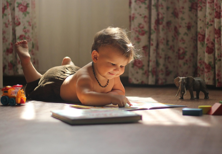 놀고 있는 아기