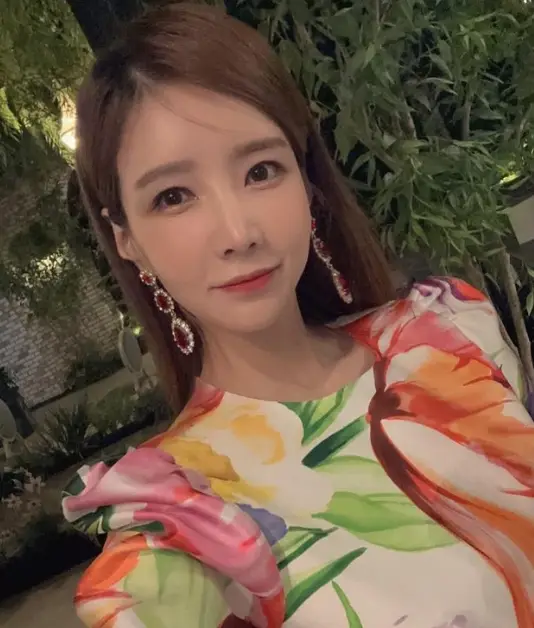 현역가왕- 꽃무늬 원피스 빨간 긴 귀걸이를 하고 미소지으며 셀카를 찍는 한봄