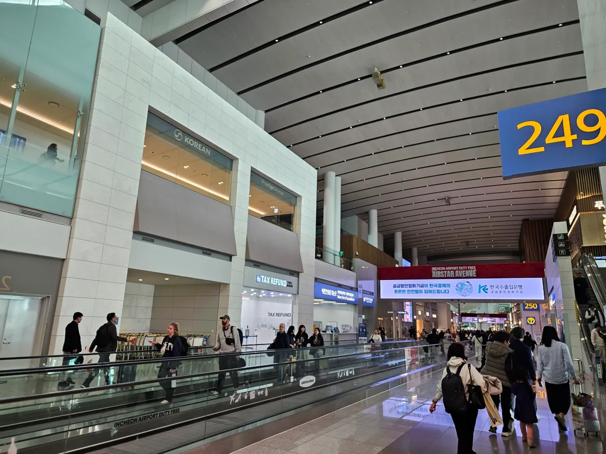 인천공항-2터미널-걸어가는-사람들-249번-건너편-2층-대한항공-프레스티지-라운지