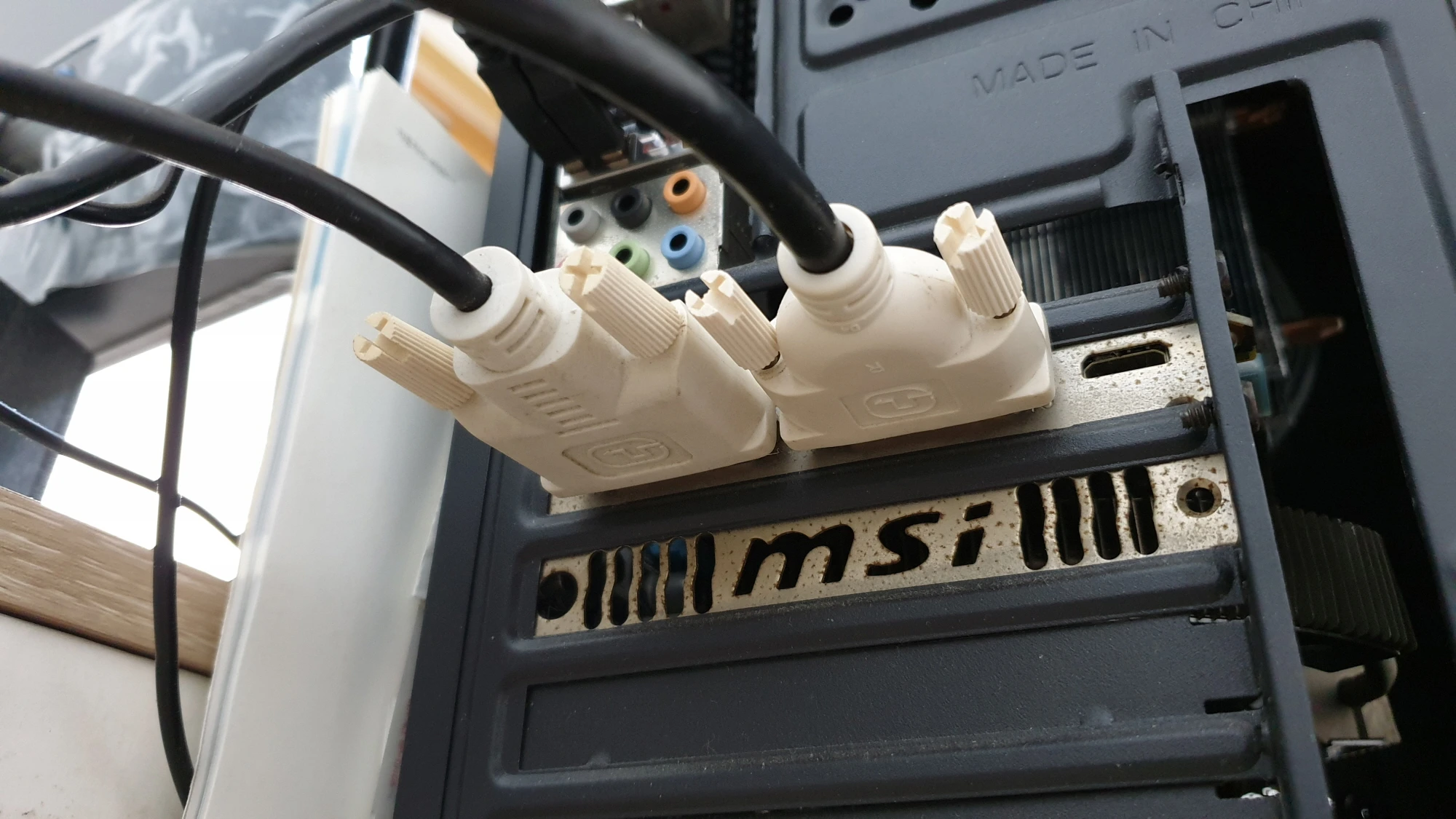 모니터 두대 연결한 모습