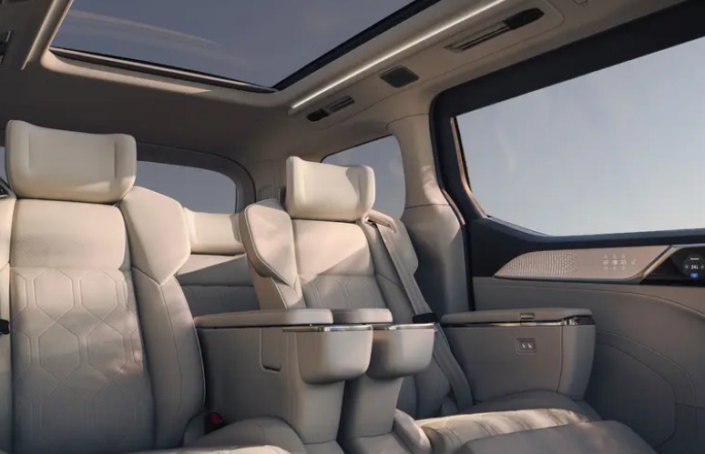 출시가 기다려지는 미니밴 볼보 EM90 제원&amp;#44; 디자인&amp;#44; 성능&amp;#44; 가격