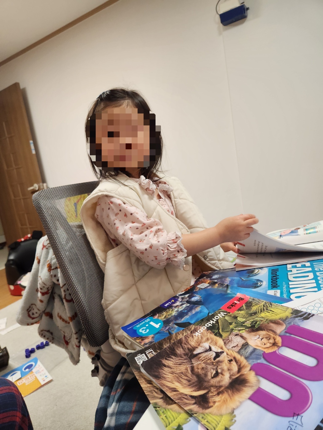 집에서 영어 숙제하면서 울고 있는 딸