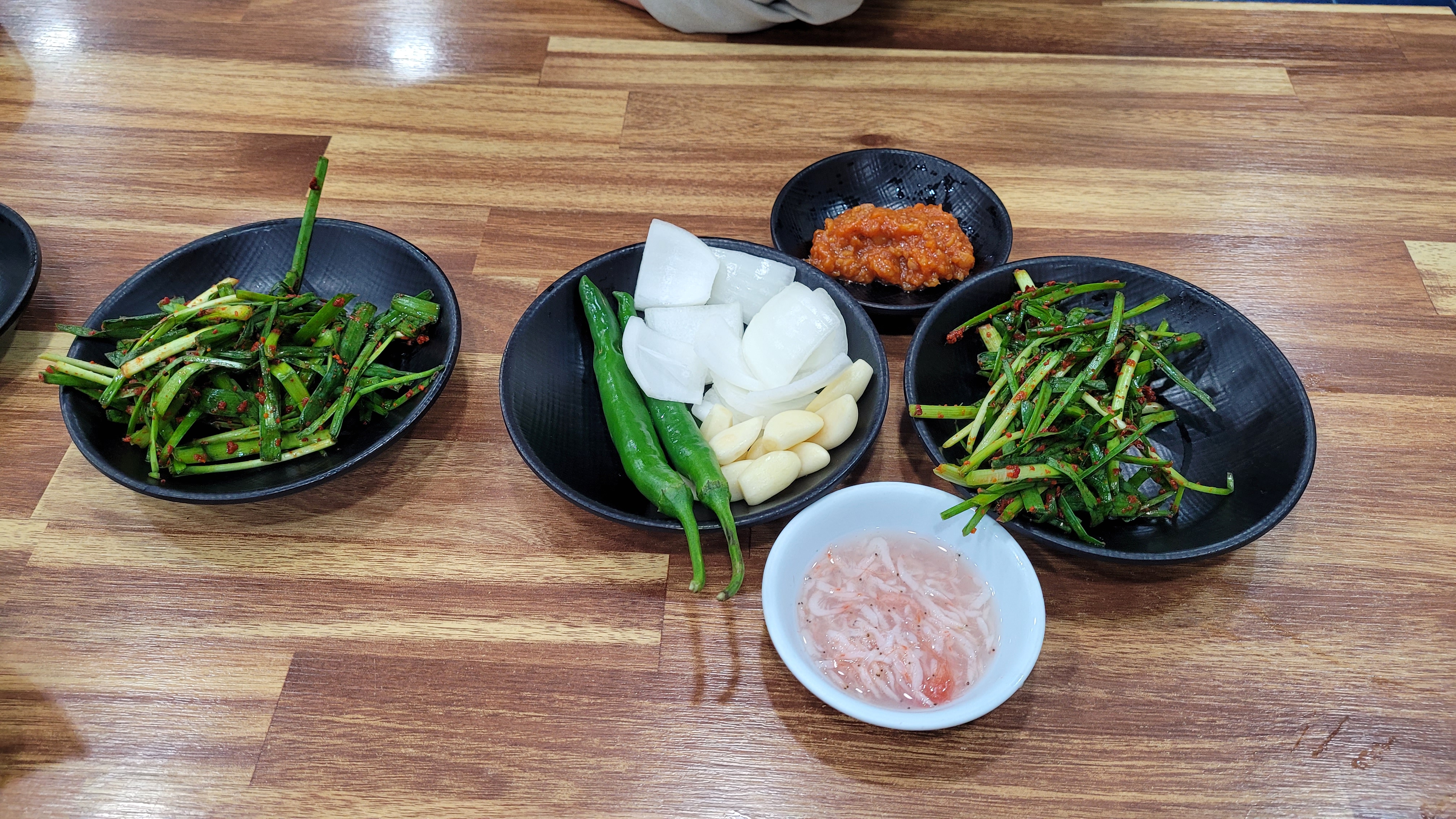 마산식당 기본 반찬. 전구지와 새우젓