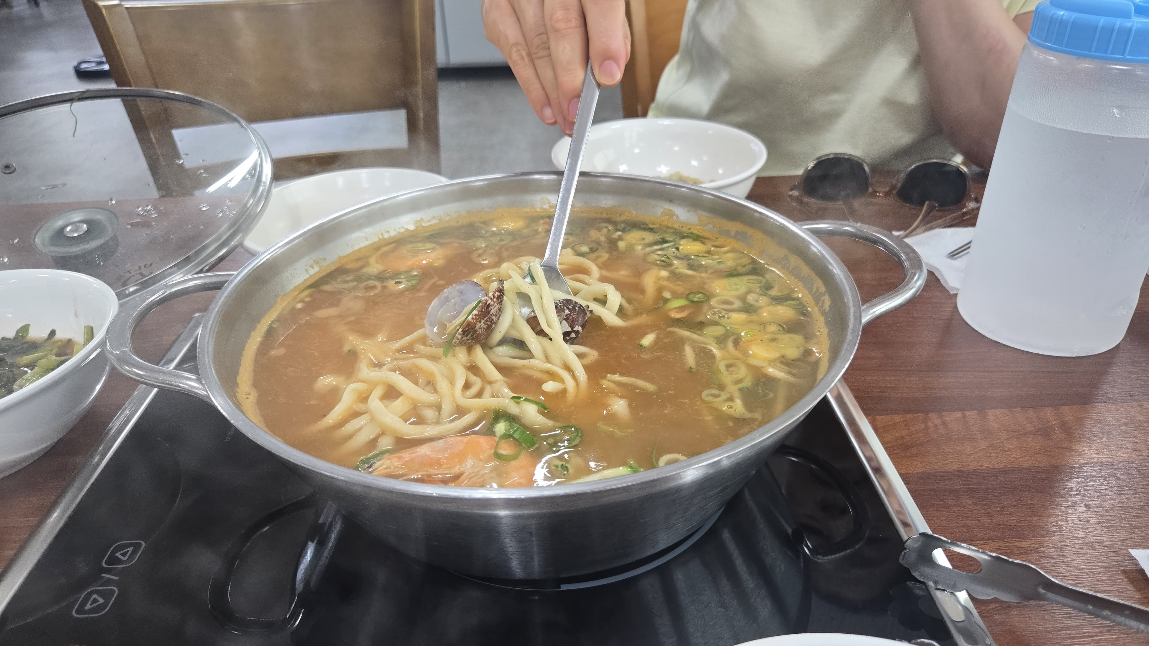 바지락칼국수의 칼칼하고 시원한 맛과 따뜻한 국물 
