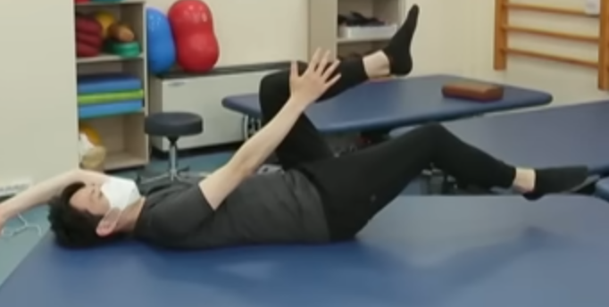 누워서 팔다리교차운동