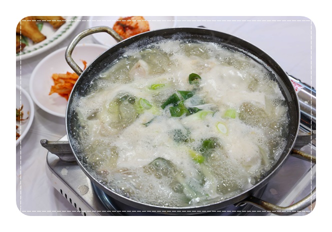 "숙취 해소를 넘어선 겨울 바다의 영양 보약! 곰치국(물곰탕)의 5가지 건강 효능과 영양학적 가치"
