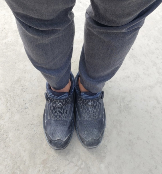 신발이 더럽다는 이유로 식사 중인 가게에서 핀잔을 받았다는 남성의 사연이 공개돼 논란이다. 사진은 작성자가 공개한 당시 신발. [사진=온라인 커뮤니티 '에펨코리아']