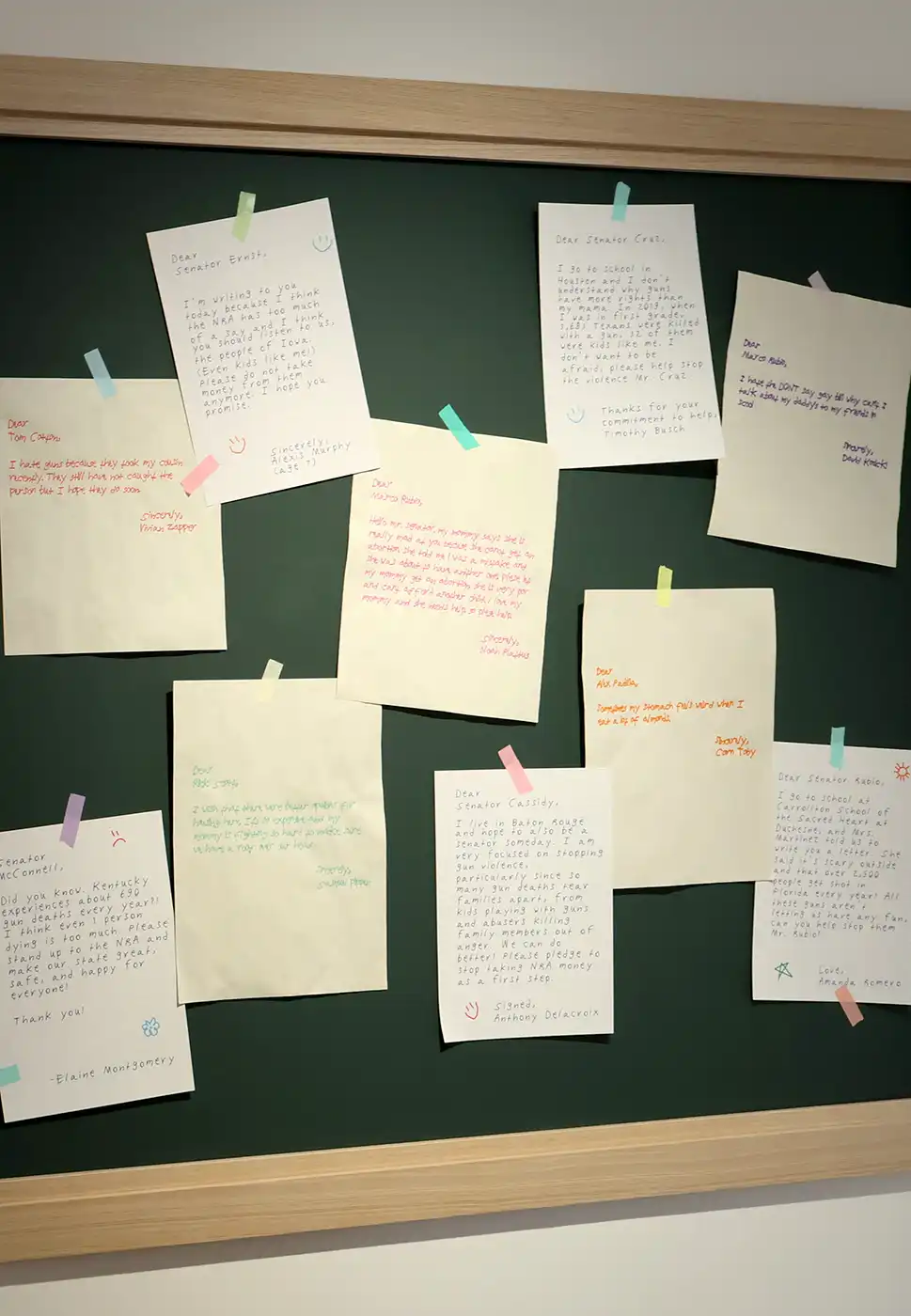 로봇이-어린이필체로-작성해준-손편지가-여러장-벽면에-붙어있다