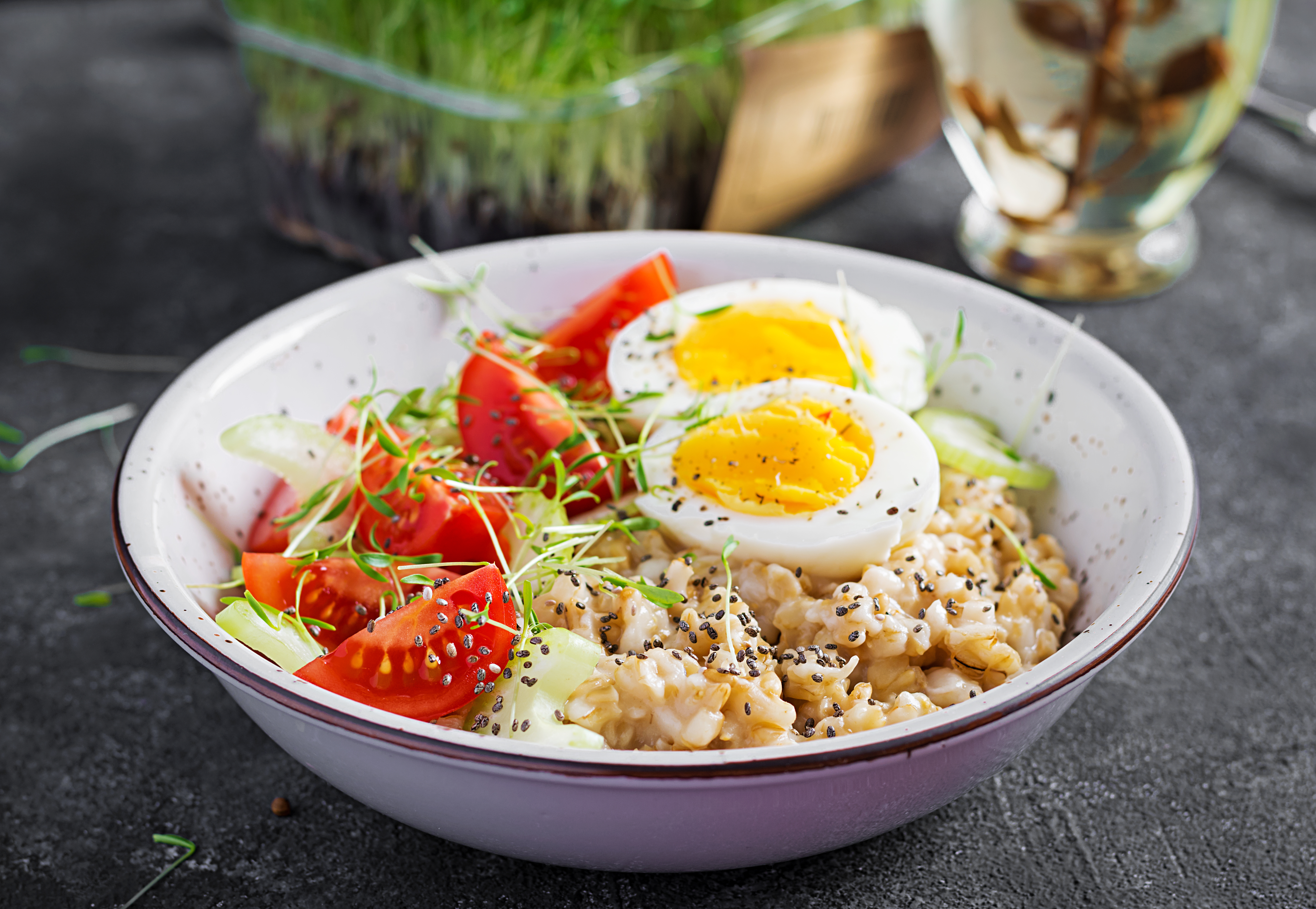삶은 계란과 토마토, 오이, 치아시드가 토핑된 오트밀볼 – 여름철 영양 균형을 위한 다이어트 도시락 메뉴