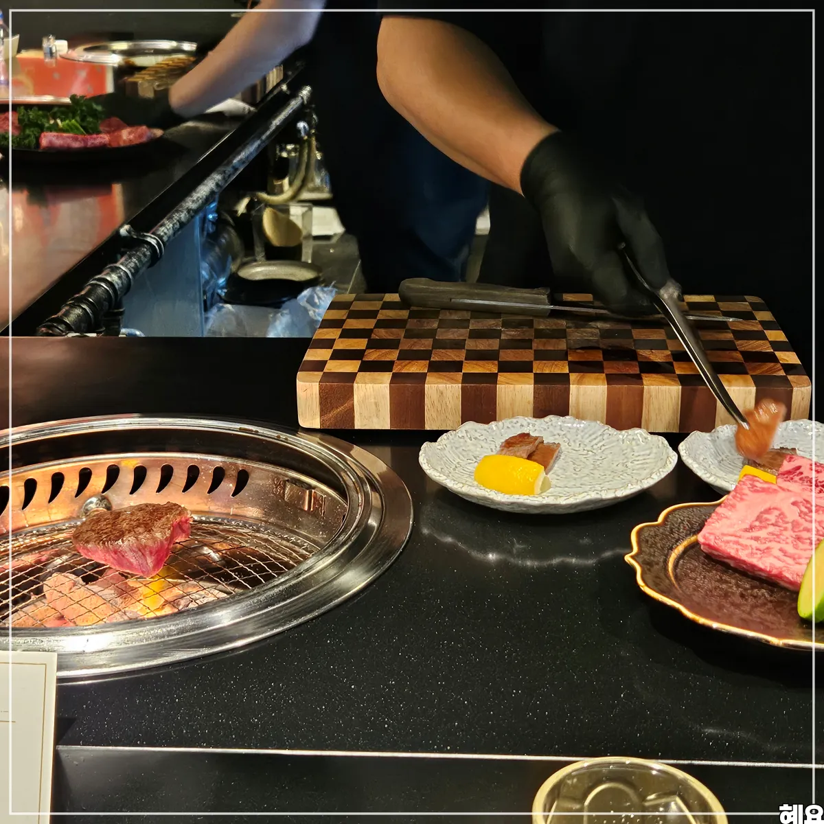 고기를-구워주는-직원의-모습