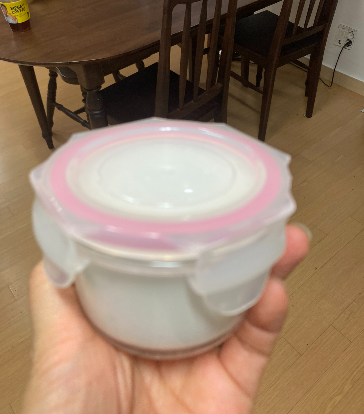 완성된 크림치즈를 밀폐용기에 담아 뚜껑을 닫은 모습. 냉장 보관 전 준비 단계.