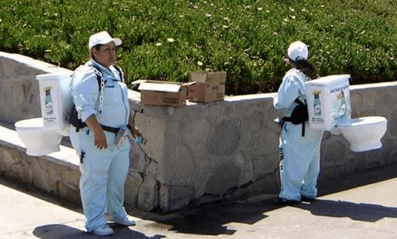 이동식 좌변기를 등에 매고 있는 관리인들