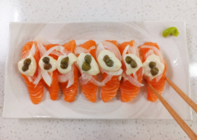 초간단 연어초밥 만들기 (ft.케이퍼와 양파소스)