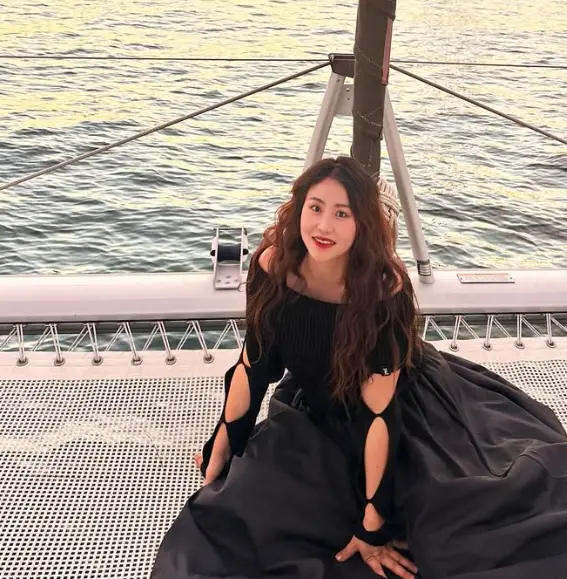 나솔사계- 검은색 긴 원피스를 입고 갈색 웨이브머리를 풀은채 앉아있는 조현아