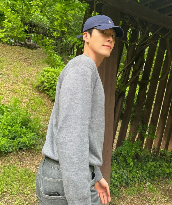 김우빈 프로필 작품활동 연애 신민아 결혼 투병 결별 드라마 영화 넥플릭스