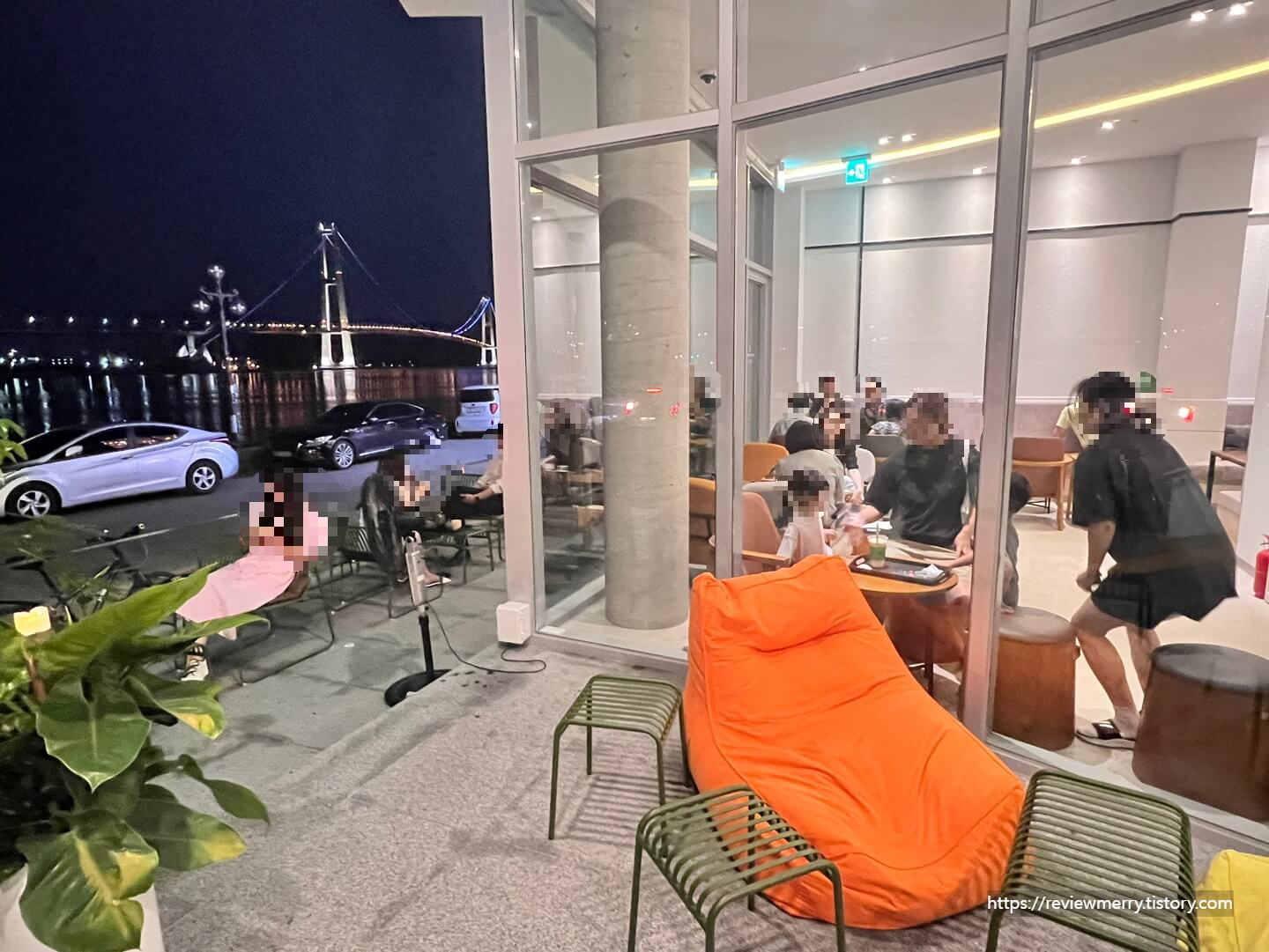 야외 좌석 사진