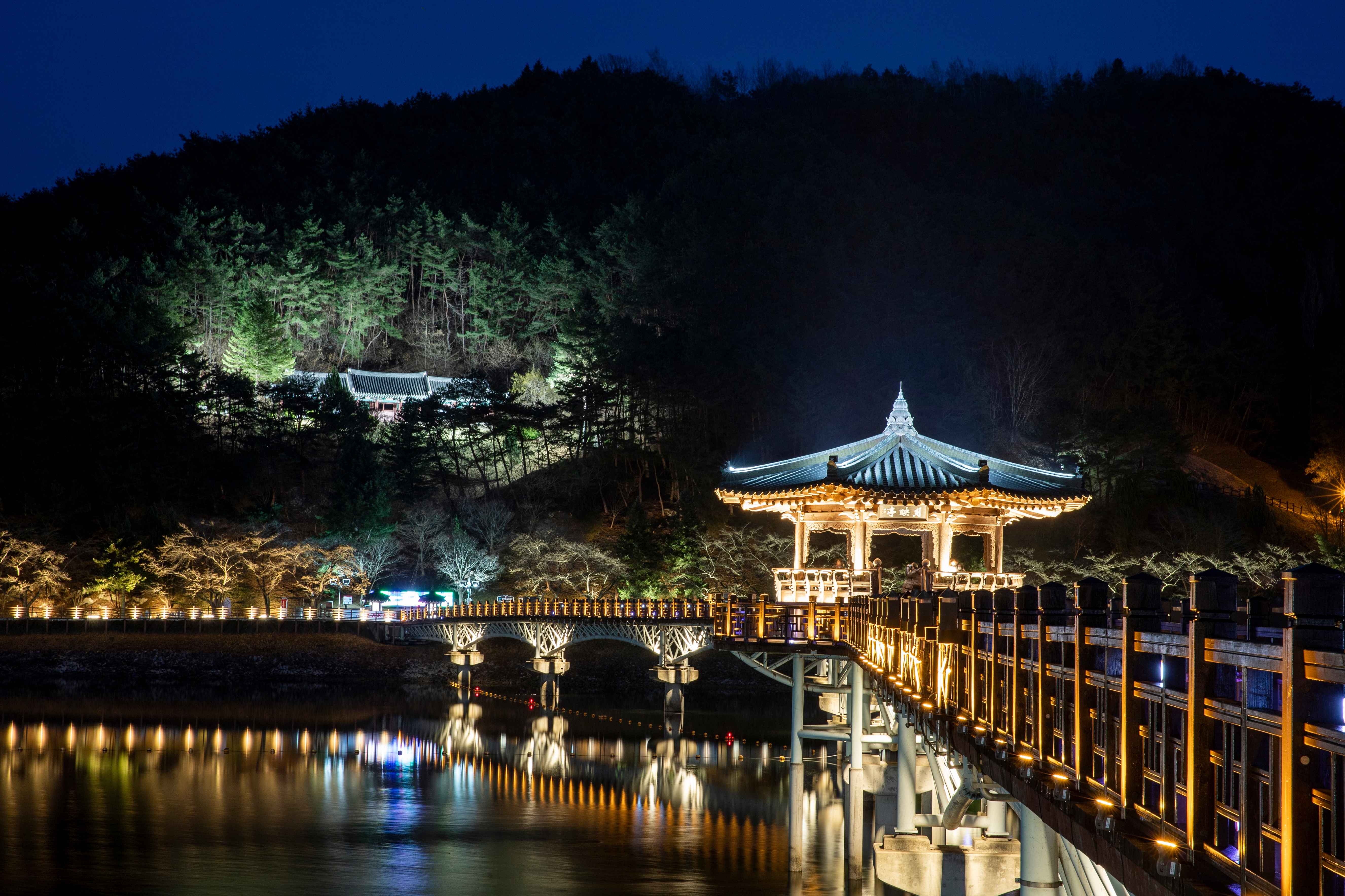 야경과 불빛 물에 비친 아름다운 조명