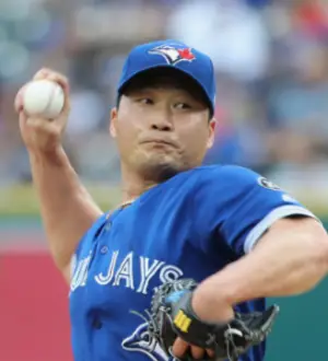 연금 파란유니폼을입고 오른손으로 공을 힘껏 던지고 있는 오승환