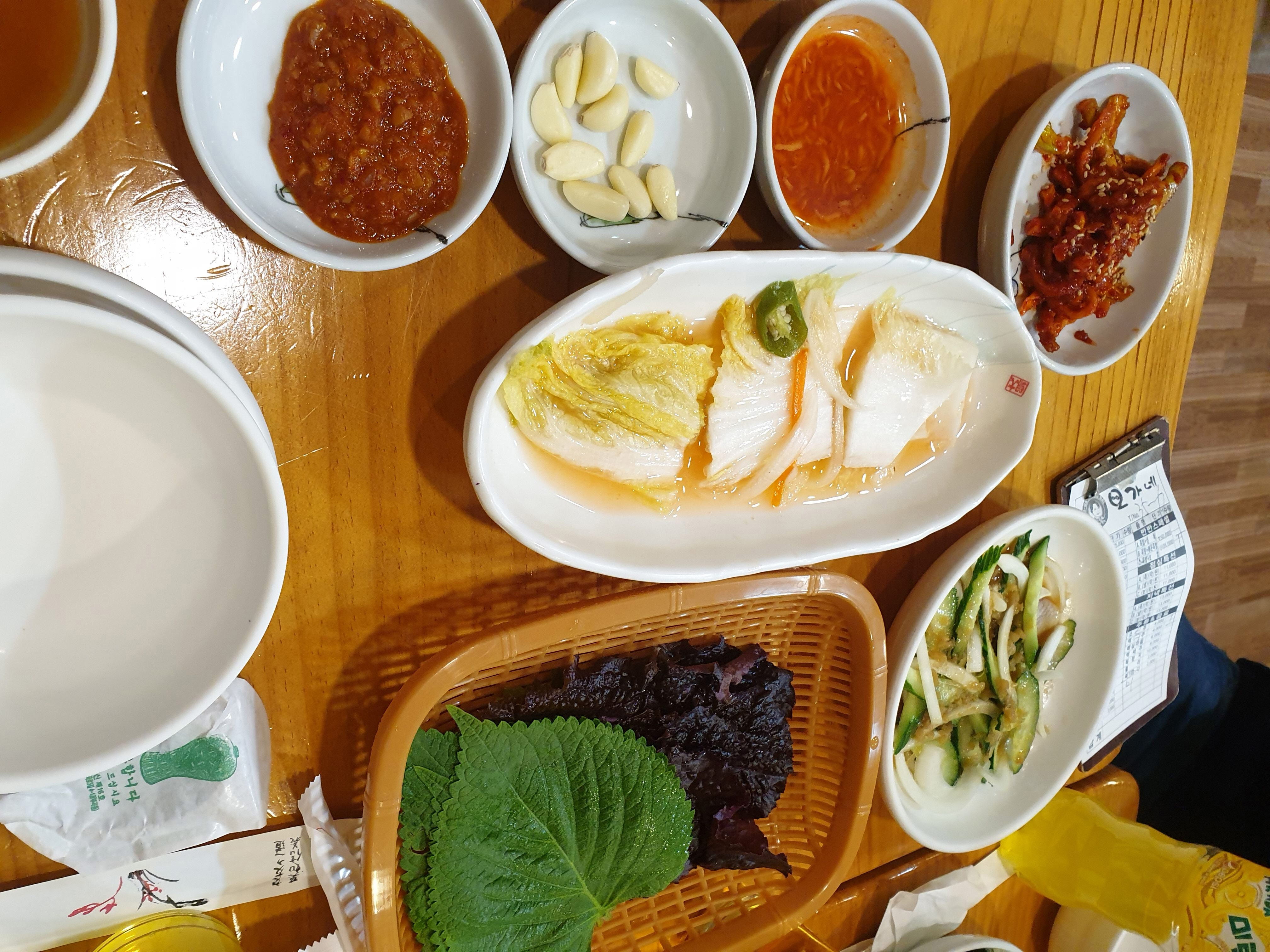 테이블위의 상추와 깻잎과 물김치