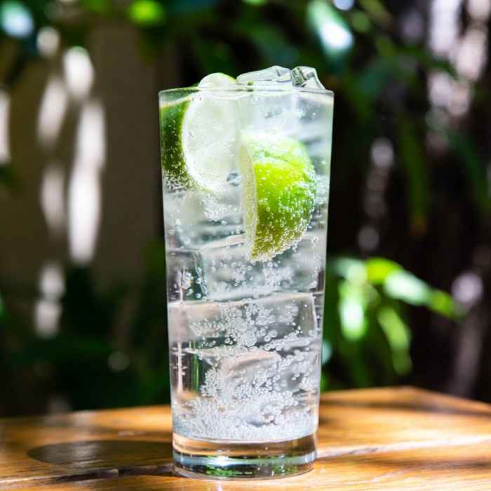 탄산 기포와 라임 조각이 어우러진 시원하고 드라이한 진 리키 완성 사진