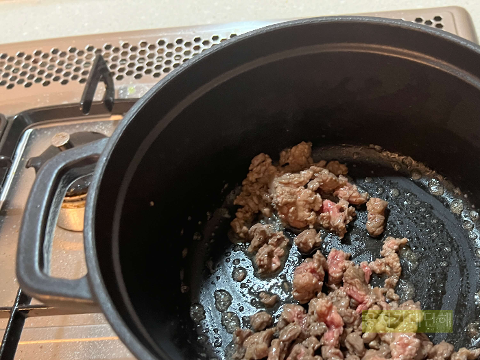 솥에-볶아진-고기