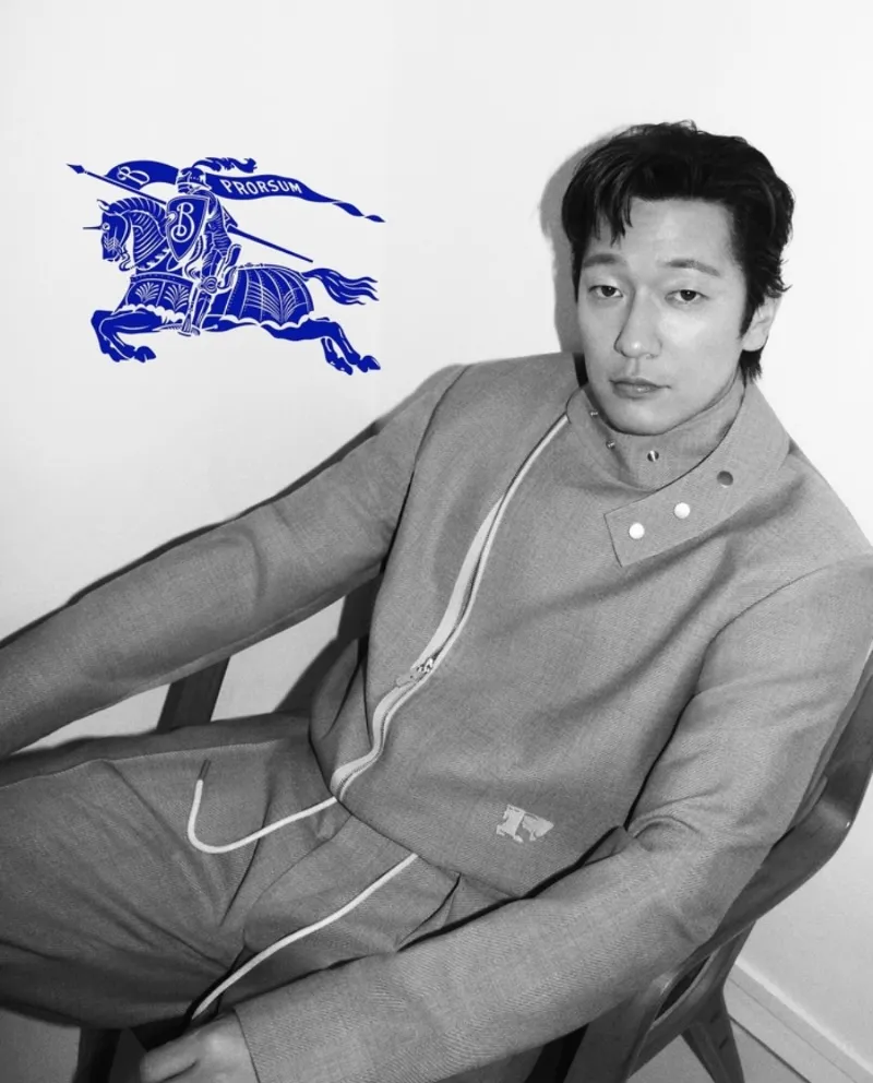 손석구 버버리, 손석구 패션, 버버리 트렌치코트, 2025 체크 트렌드, 버버리 윈드브레이커, 버버리 런던 패션위크, 남성 패션 트렌드, 버버리 캠페인, 버버리 런웨이 스타일