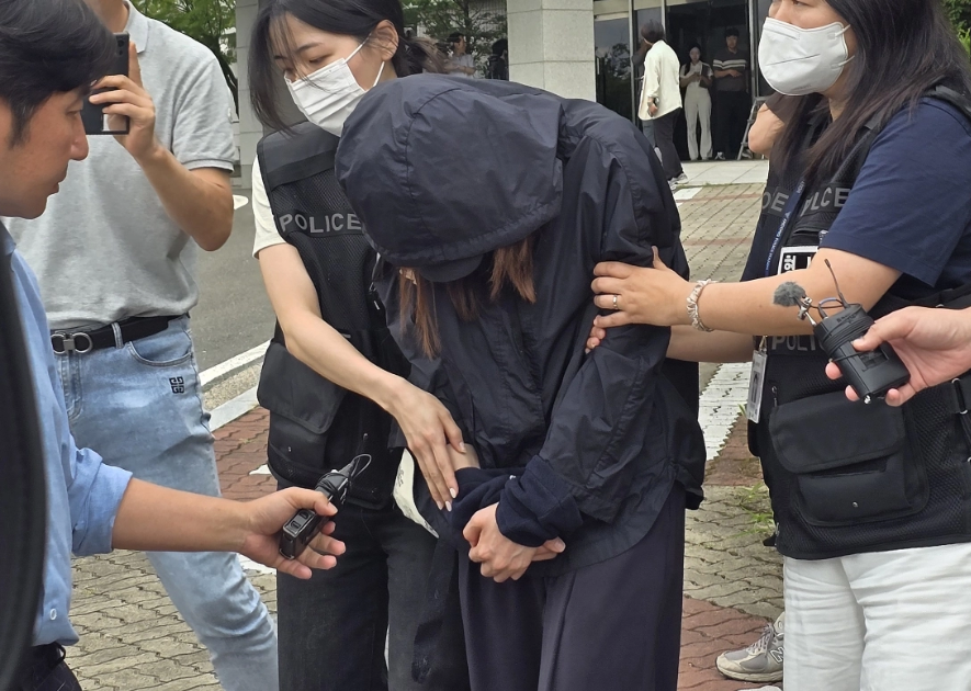 시험지 유출 사건 관련자 체포 장면, 학부모, 기간제 교사, 행정실장 구속 후 경찰 이송, 연합뉴스 현장 취재 캡처