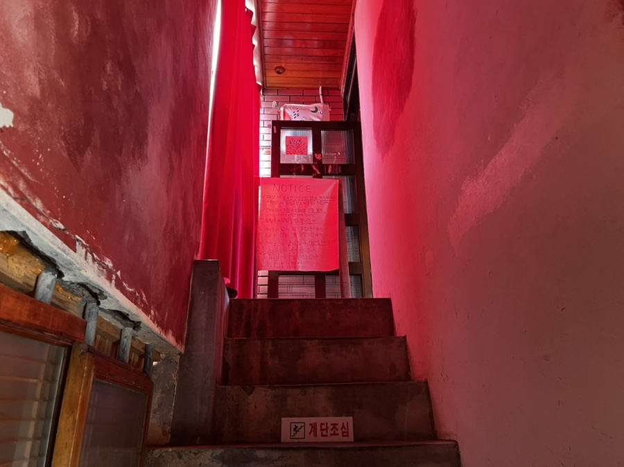 제주 함덕 다니쉬 2층 좌석으로 올라가는 내부 계단 모습