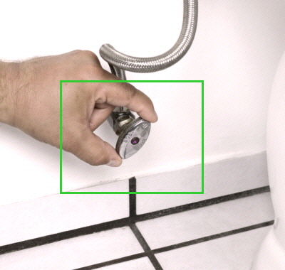 변기 물 공급 밸브 잠그는 모습