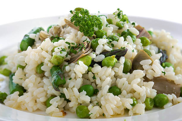 완두콩 효능&amp;#44; 완두콩 삶기&amp;#44; 보관법. 완두콩은 영양 가득한 식물로&amp;#44; 다양한 효능과 장점을 가지고 있습니다. 식물성 단백질 공급원으로서 채식주의자나 비건 식단을 선호하는 사람들에게도 이상적인 선택입니다. 이런 다양한 효능과 영양소 함량으로 인해 완두콩은 건강한 식단에 포함되어야 할 중요한 식품 중 하나입니다.