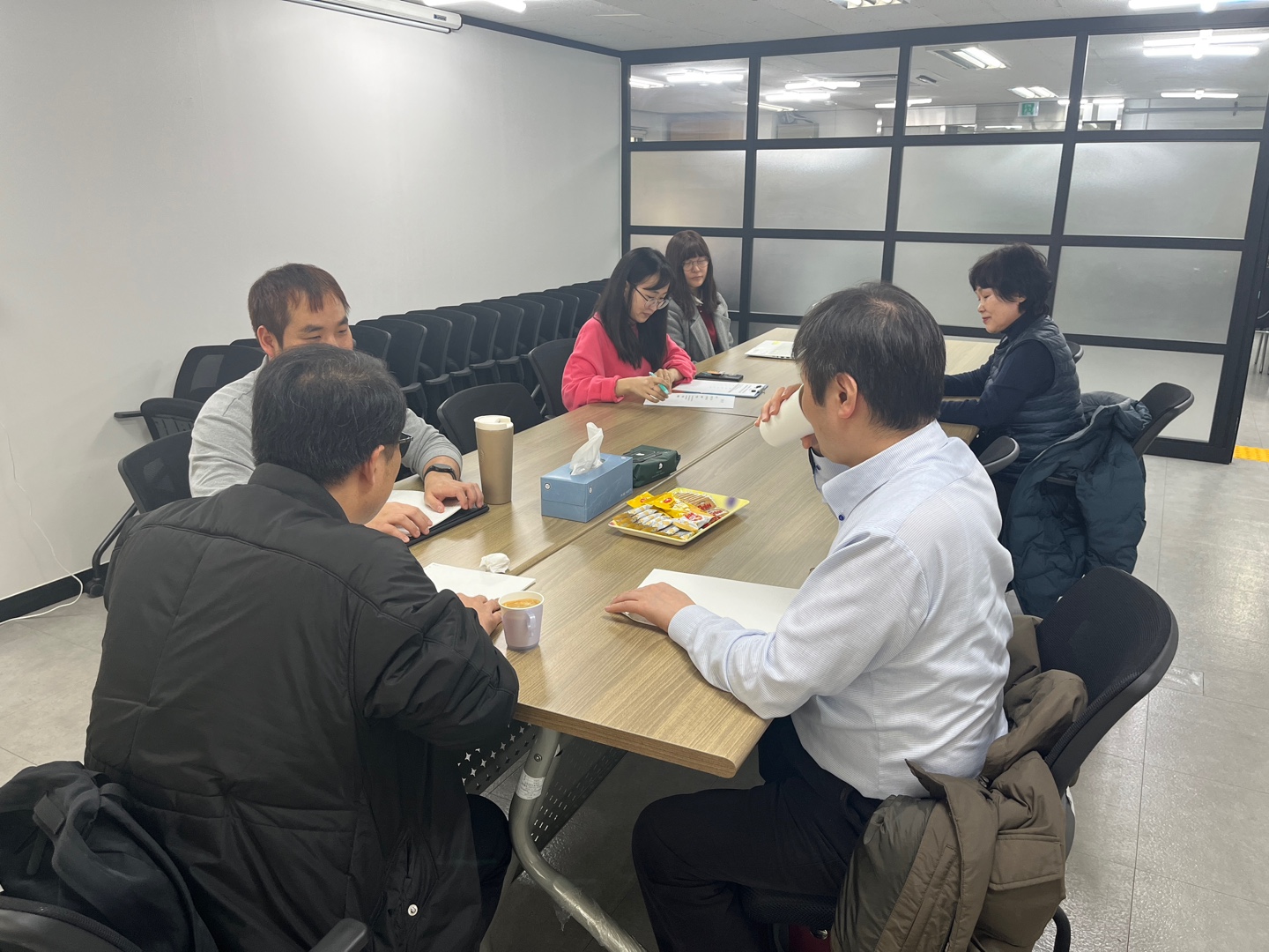 이미지설명: 활동지원사업 3차 운영위원회를 진행하고있다.