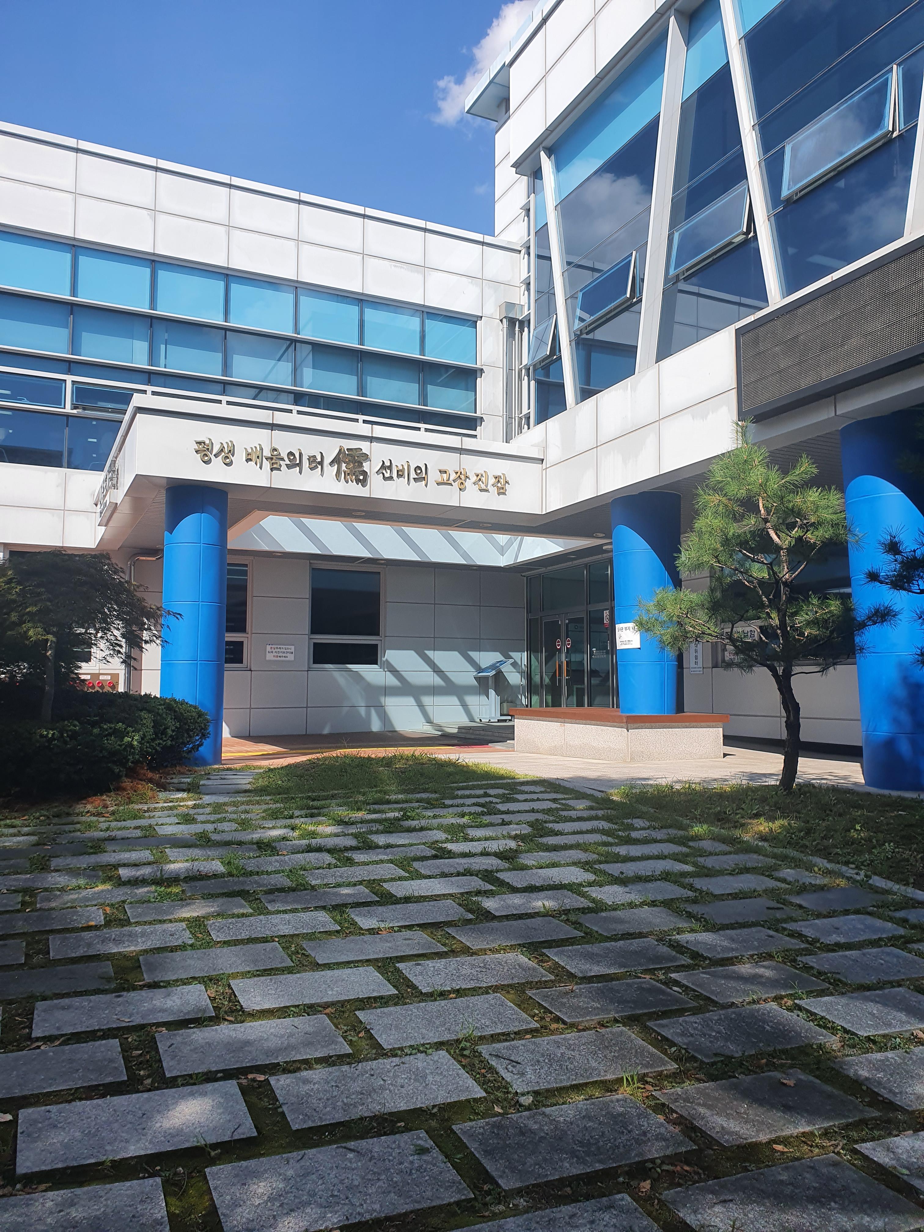 평일 한산한 진잠도서관에서 책 빌려보자!