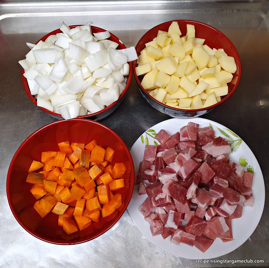 돼지고기 카레라이스에 들어갈 고기와 야채들을 큐빅 모양으로 잘라 그릇에 각각 담아 놓은 사진