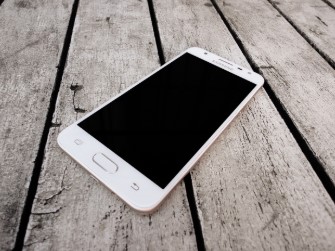 휴대폰 세척 잘못하면 액정 보호막 망가집니다