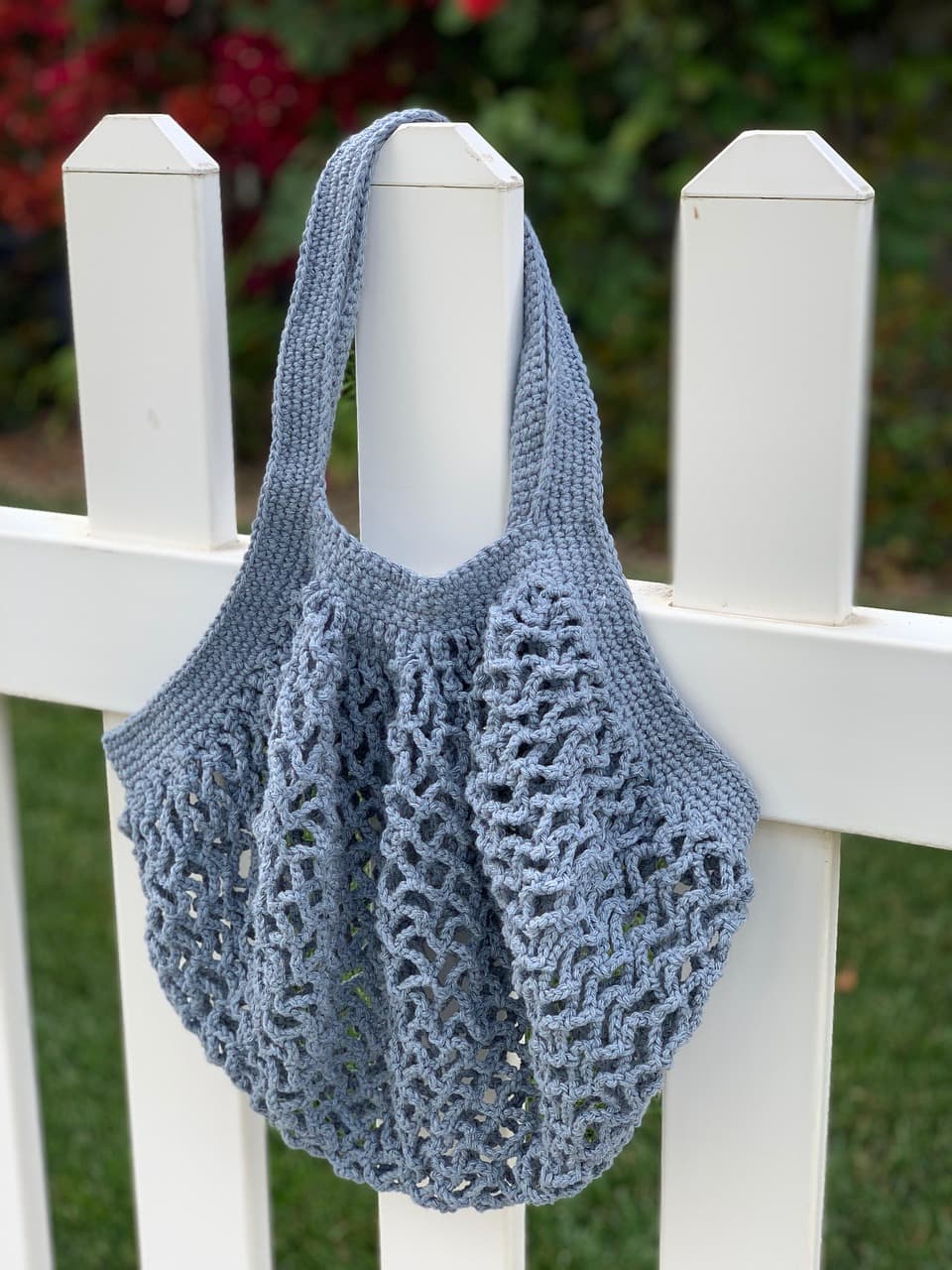 담에 걸려있는 토트백