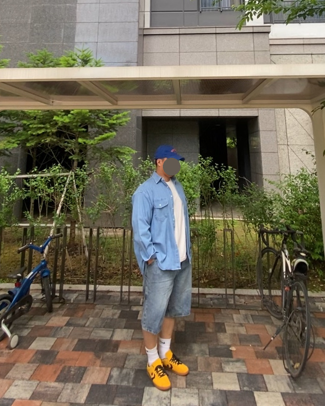 데일리룩('26. 5. 23.)윅 NEW YORK 빈티지 볼캡, 레테르코모 데님셔츠, 쿨탠다드 티셔츠, 디미트리블랙 버뮤다 데님 팬츠, 나이키 삭스, 컨버스 올스타 클래식 트레이너