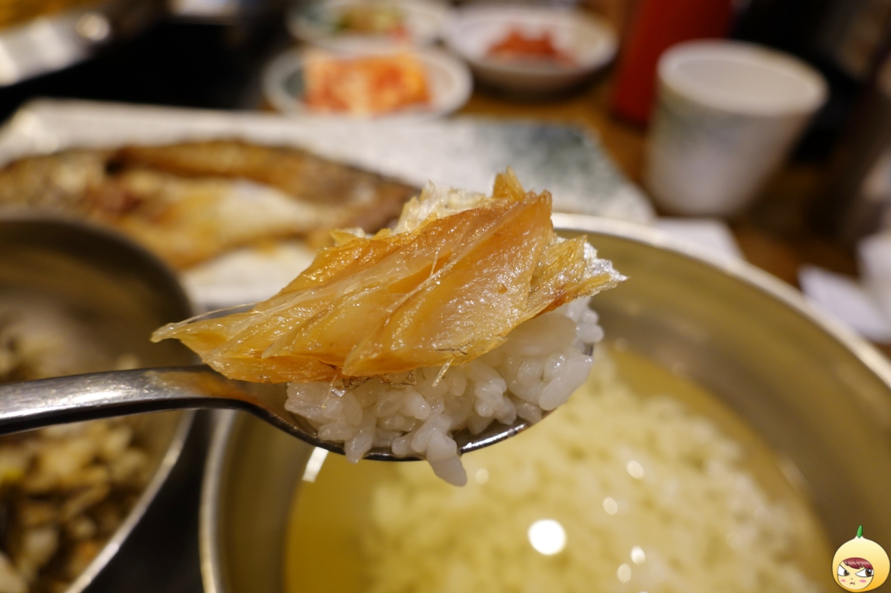 녹차물을 흠뻑 먹은 밥에 보리굴비 한점을 올려