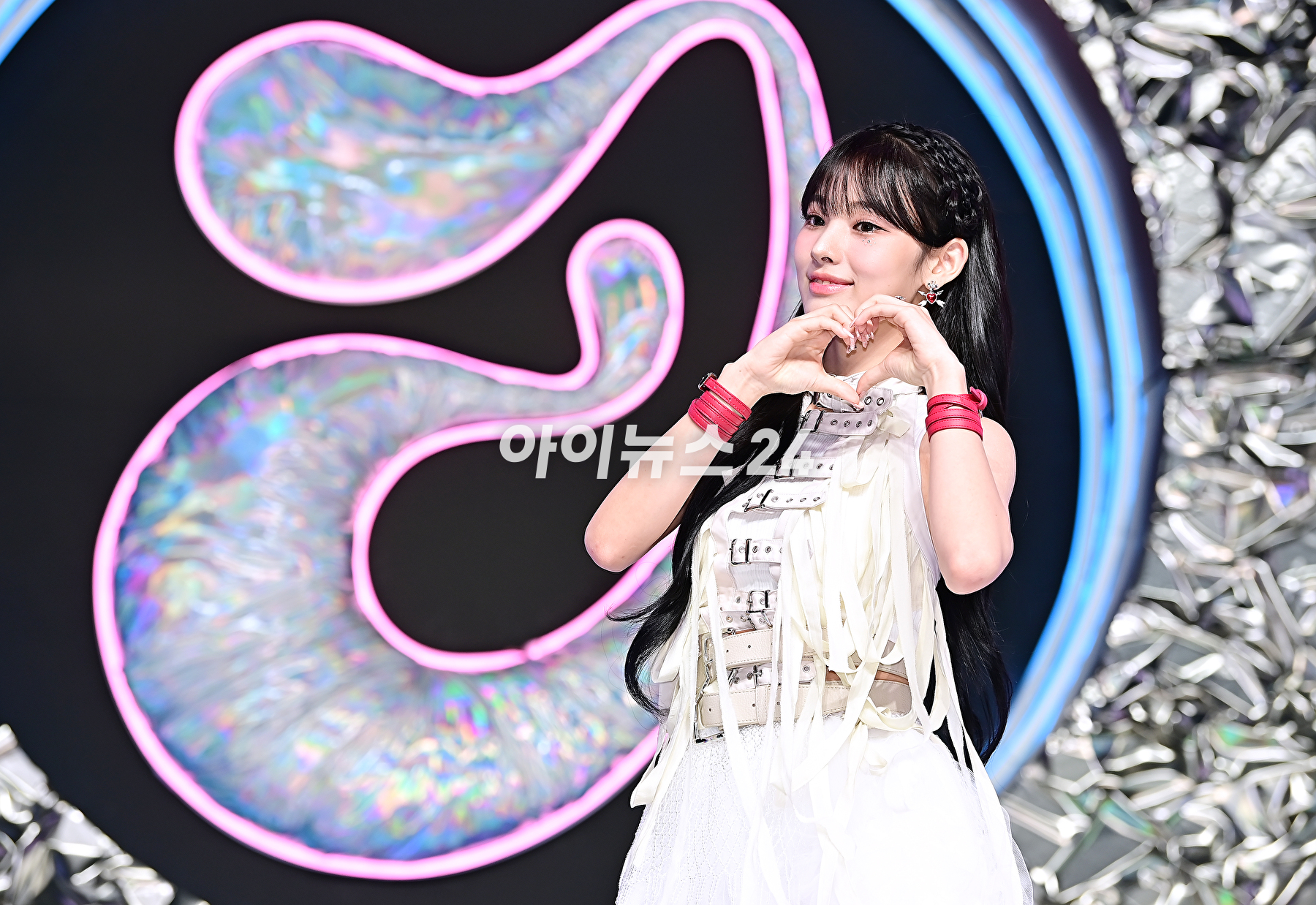 그룹 엔믹스 출신 지니(JINI)가 11일 오후 서울 서교동 메세나폴리스에서 진행된 첫 EP 앨범 '언 아이언 핸드 인 어 벨벳 글로브(An Iron Hand In A Velvet Glove)' 쇼케이스에서 무대를 선보이고 있다. [사진=곽영래 기자]