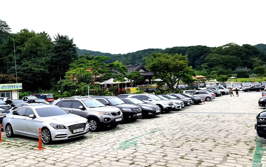 남한산성 로터리 중앙 공영주차장 전경.