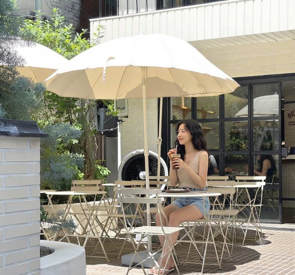 한남동 한 카페에서 느긋한 시간을 즐기고 있는 여성