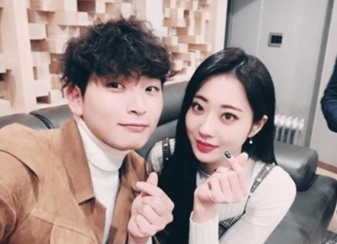 정진운-경리-셀카